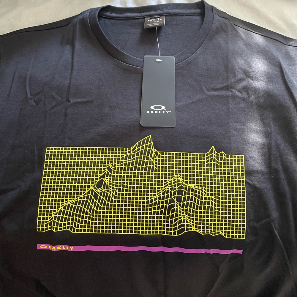 NWT Oakley Black Hydrolix Topographical Mountains Mens T-Shirt Size L